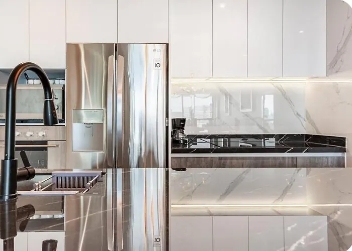Luxury With Incredible Amenities Apartment *