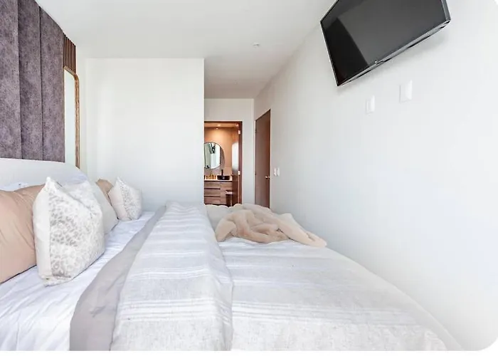 Luxury With Incredible Amenities Apartment *